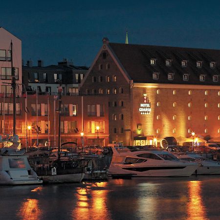 โรงแรมกดัญสก์ บูทิก ภายนอก รูปภาพ The hotel at night