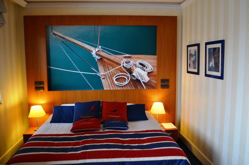 โรงแรมกดัญสก์ บูทิก ภายนอก รูปภาพ A bedroom in the hotel