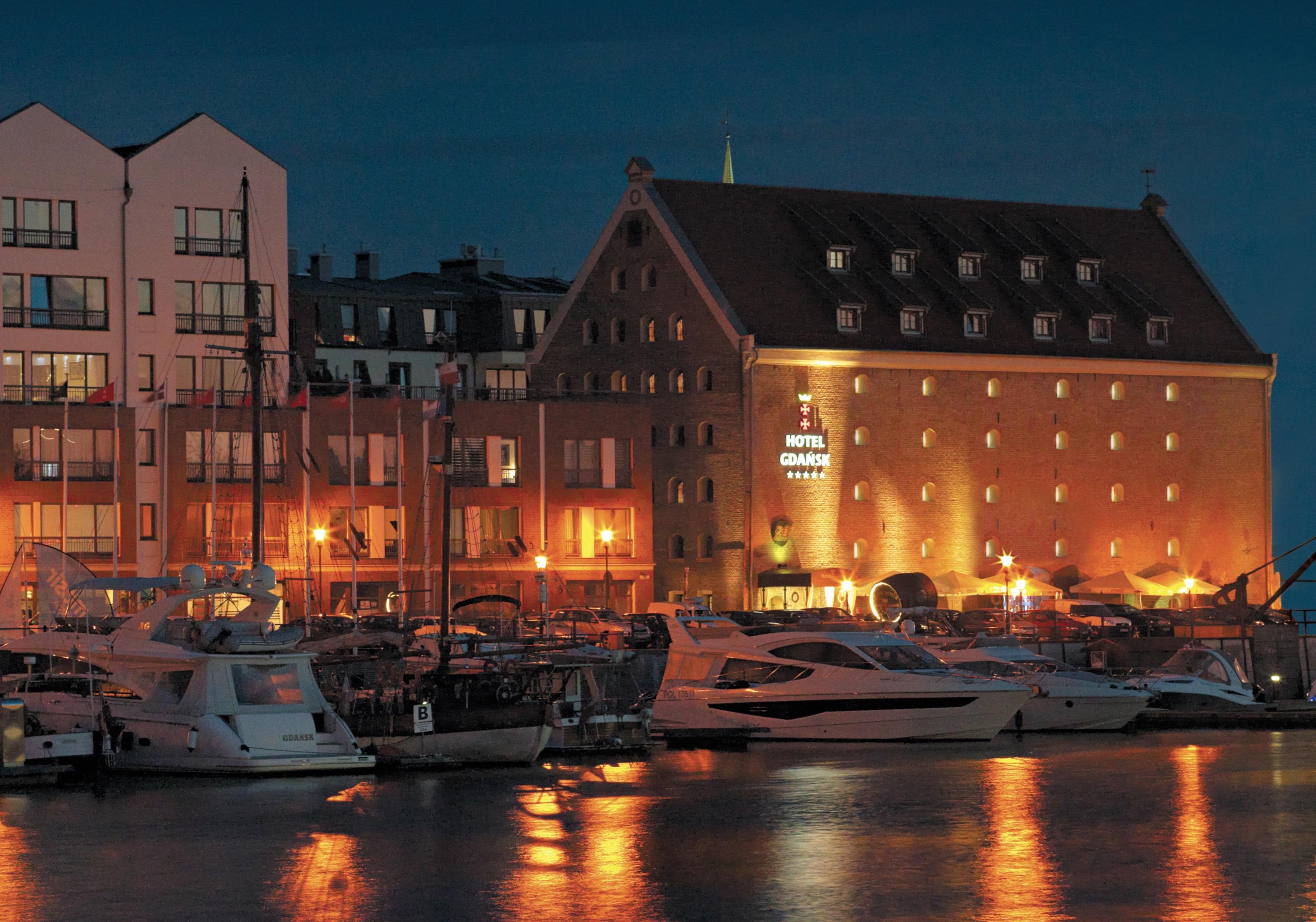 โรงแรมกดัญสก์ บูทิก ภายนอก รูปภาพ The hotel at night