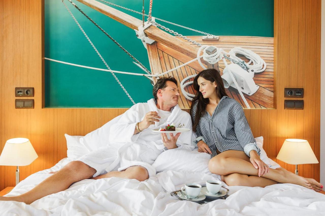 โรงแรมกดัญสก์ บูทิก ภายนอก รูปภาพ A couple in a hotel room