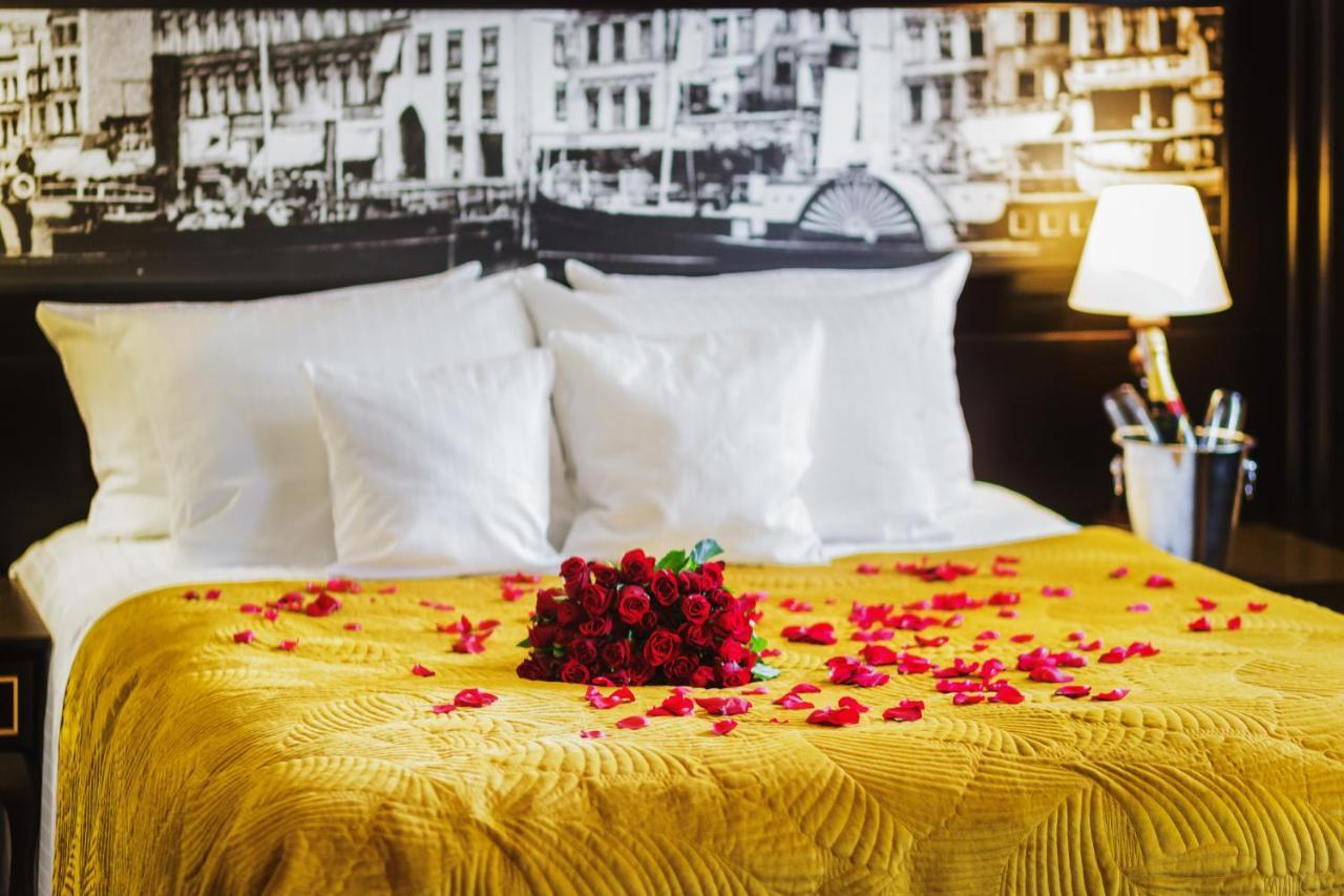 โรงแรมกดัญสก์ บูทิก ภายนอก รูปภาพ A bed with rose petals