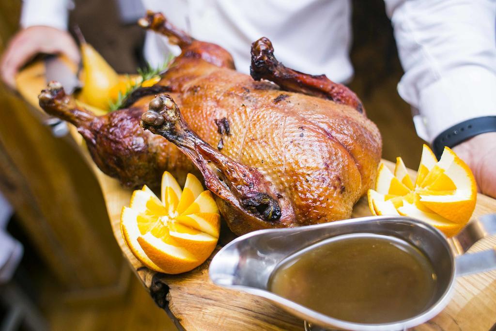โรงแรมกดัญสก์ บูทิก ภายนอก รูปภาพ A roast duck with orange sauce