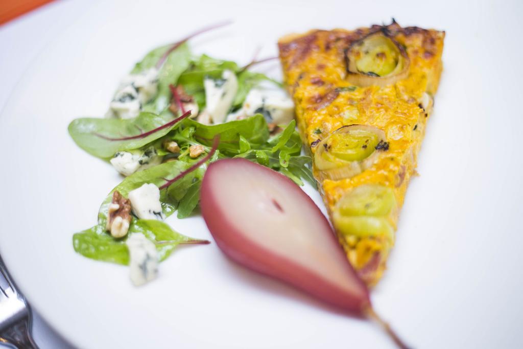 โรงแรมกดัญสก์ บูทิก ภายนอก รูปภาพ A quiche with a salad