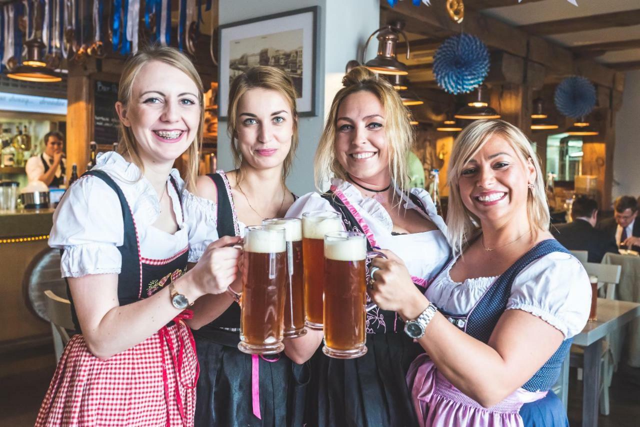 โรงแรมกดัญสก์ บูทิก ภายนอก รูปภาพ Waitresses in traditional Bavarian dirndl