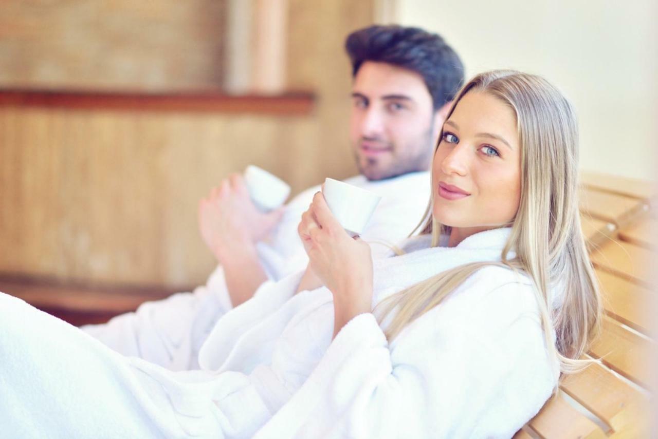 โรงแรมกดัญสก์ บูทิก ภายนอก รูปภาพ A couple wearing bathrobes
