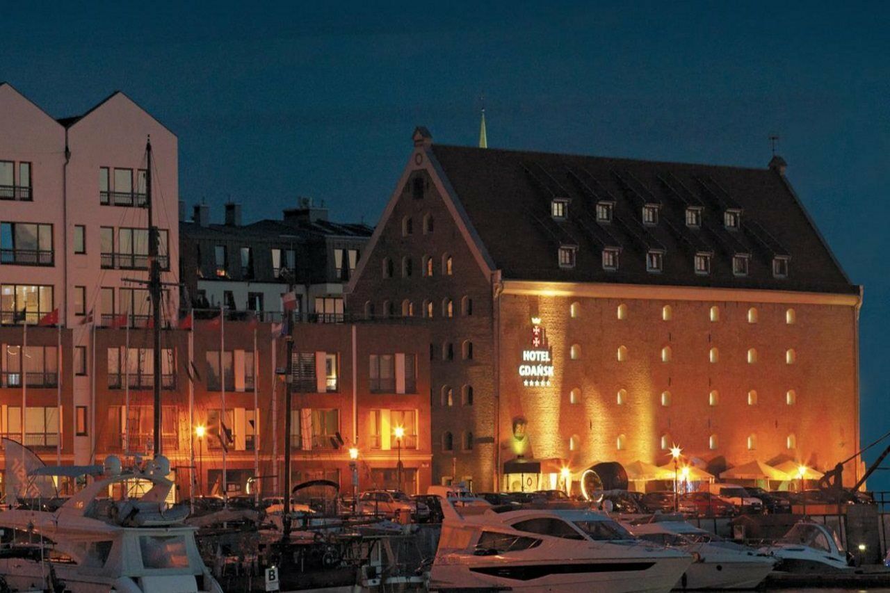 โรงแรมกดัญสก์ บูทิก ภายนอก รูปภาพ The hotel at night