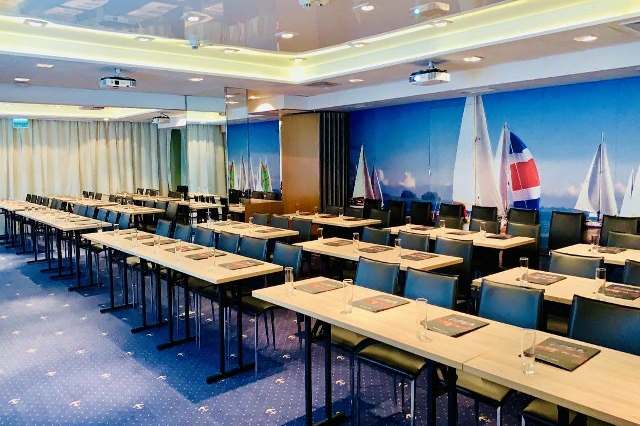 โรงแรมกดัญสก์ บูทิก ภายนอก รูปภาพ The conference room of the French Senate
